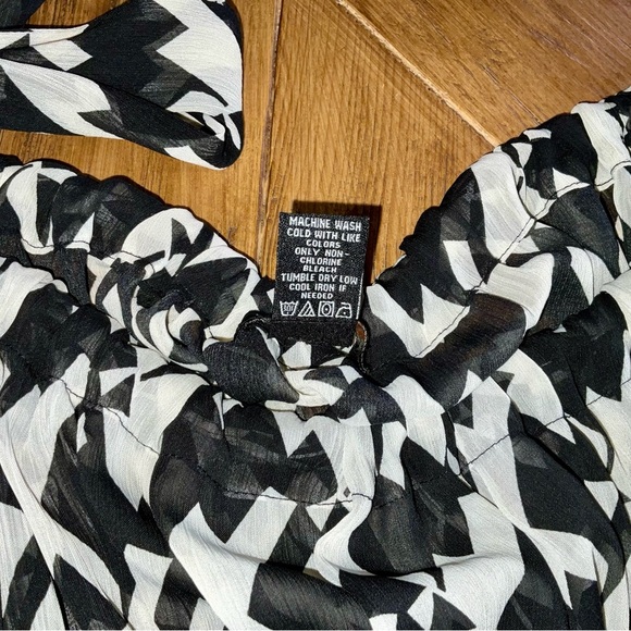 BCBGMaxazria off shoulder / one shoulder blouse with bow - size medium - Picture 6 of 7